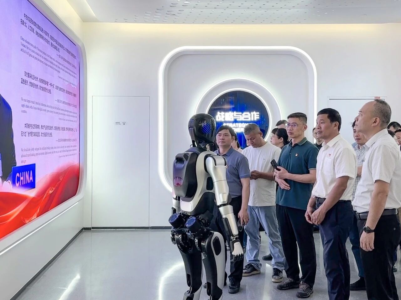 从机器人讲解员看数智新局 | 天缘绿集团受邀参加江南区委统战部主题党日活动